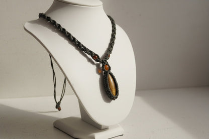 Collar en macramé "Fuera Interiori" Ojo de Tigre - My Cuqui Shop