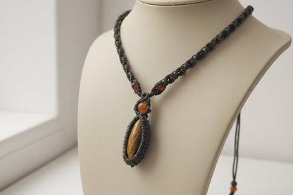 Collar en macramé "Fuera Interiori" Ojo de Tigre - My Cuqui Shop