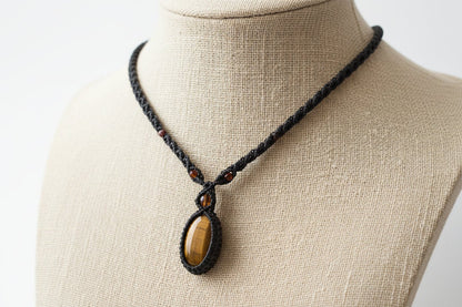 Collar en macramé "Fuera Interiori" Ojo de Tigre - My Cuqui Shop