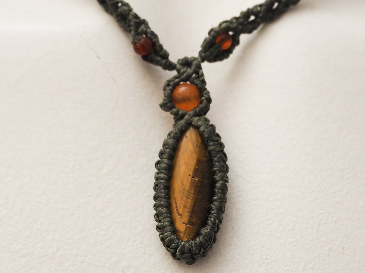 Collar en macramé "Fuera Interiori" Ojo de Tigre - My Cuqui Shop