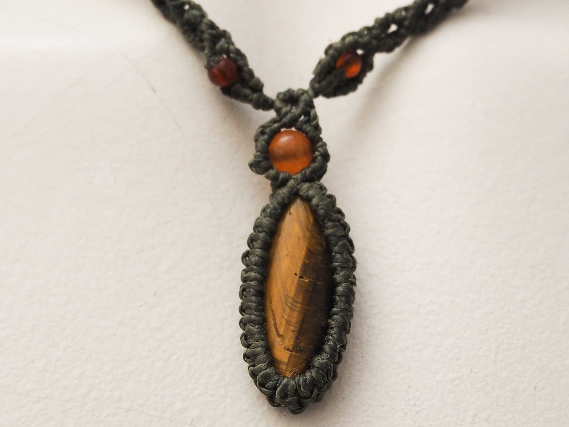 Collar en macramé "Fuera Interiori" Ojo de Tigre - My Cuqui Shop