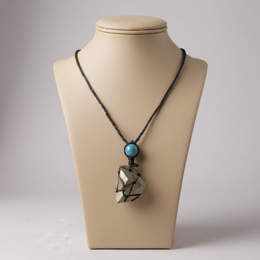 Collar "Escudo de Abundancia":  Pirita en Bruto y Ágata Celeste en Macramé - My Cuqui Shop #