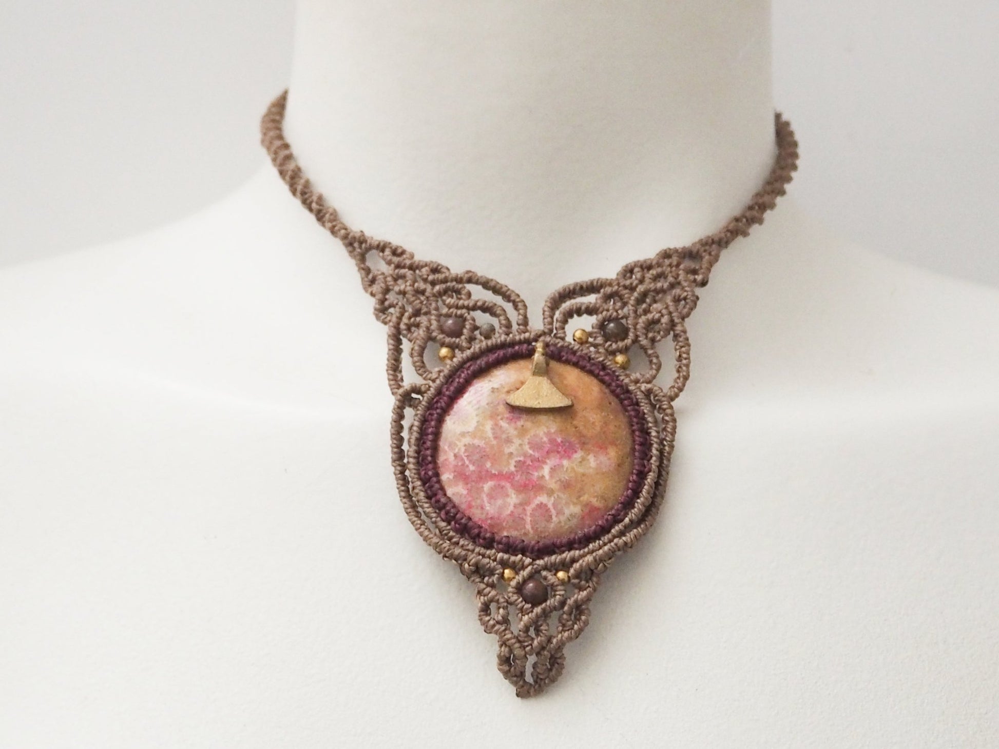 Collar "Evolución Ancestral" macramé y coral fósil - My Cuqui Shop