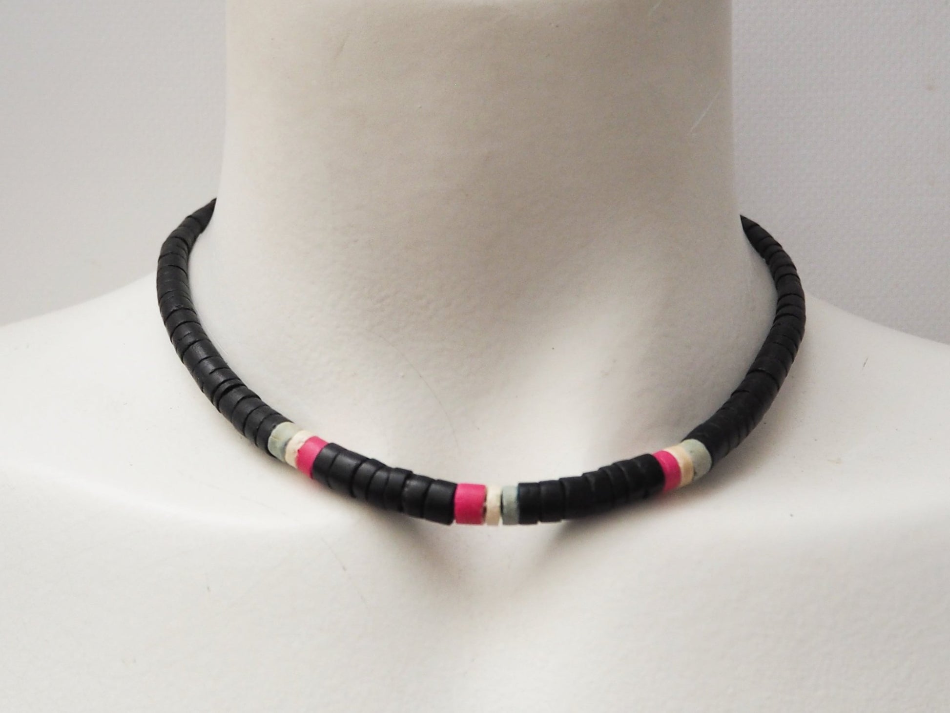 Collar Gargantilla de Hombre - Cuentas de Cerámica Negra con Detalles de Color - My Cuqui Shop