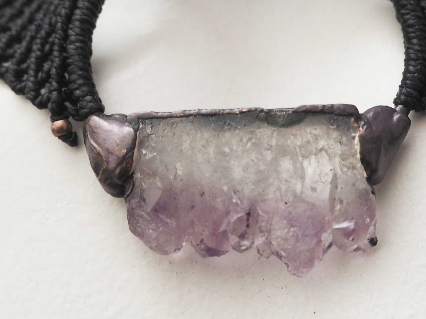 Collar Gargantilla "Geoda Amatista" en Macramé Negro Artesanal - My Cuqui Shop
