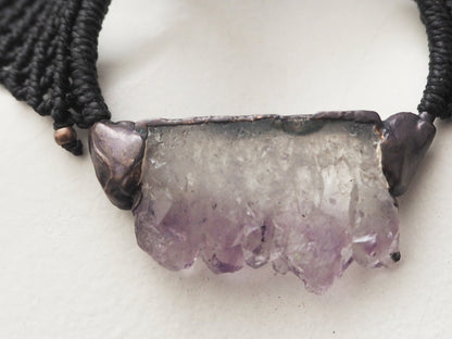 Collar Gargantilla "Geoda Amatista" en Macramé Negro Artesanal - My Cuqui Shop