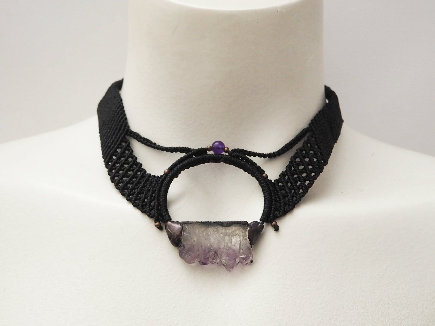 Collar Gargantilla "Geoda Amatista" en Macramé Negro Artesanal - My Cuqui Shop