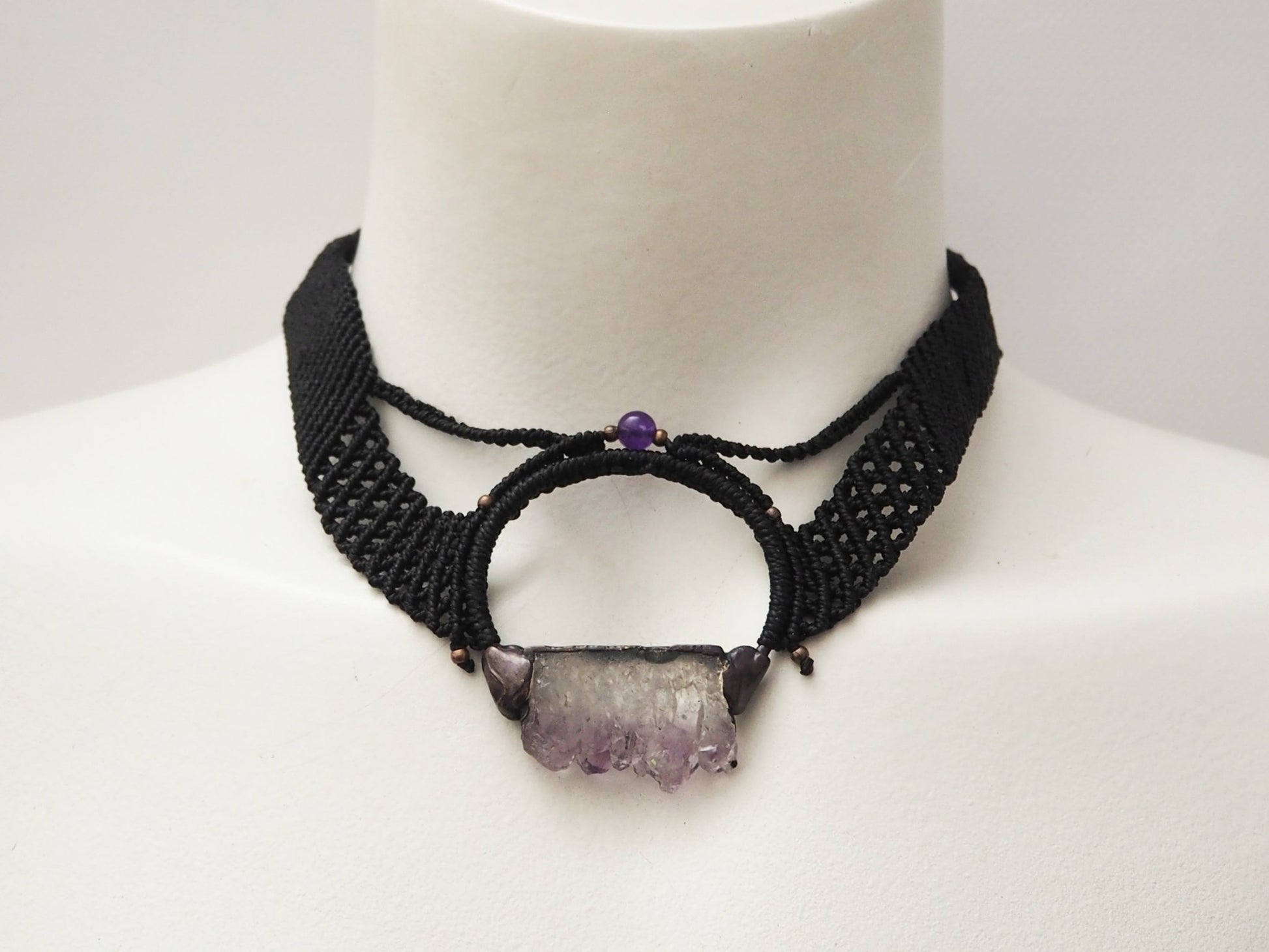Collar Gargantilla "Geoda Amatista" en Macramé Negro Artesanal - My Cuqui Shop