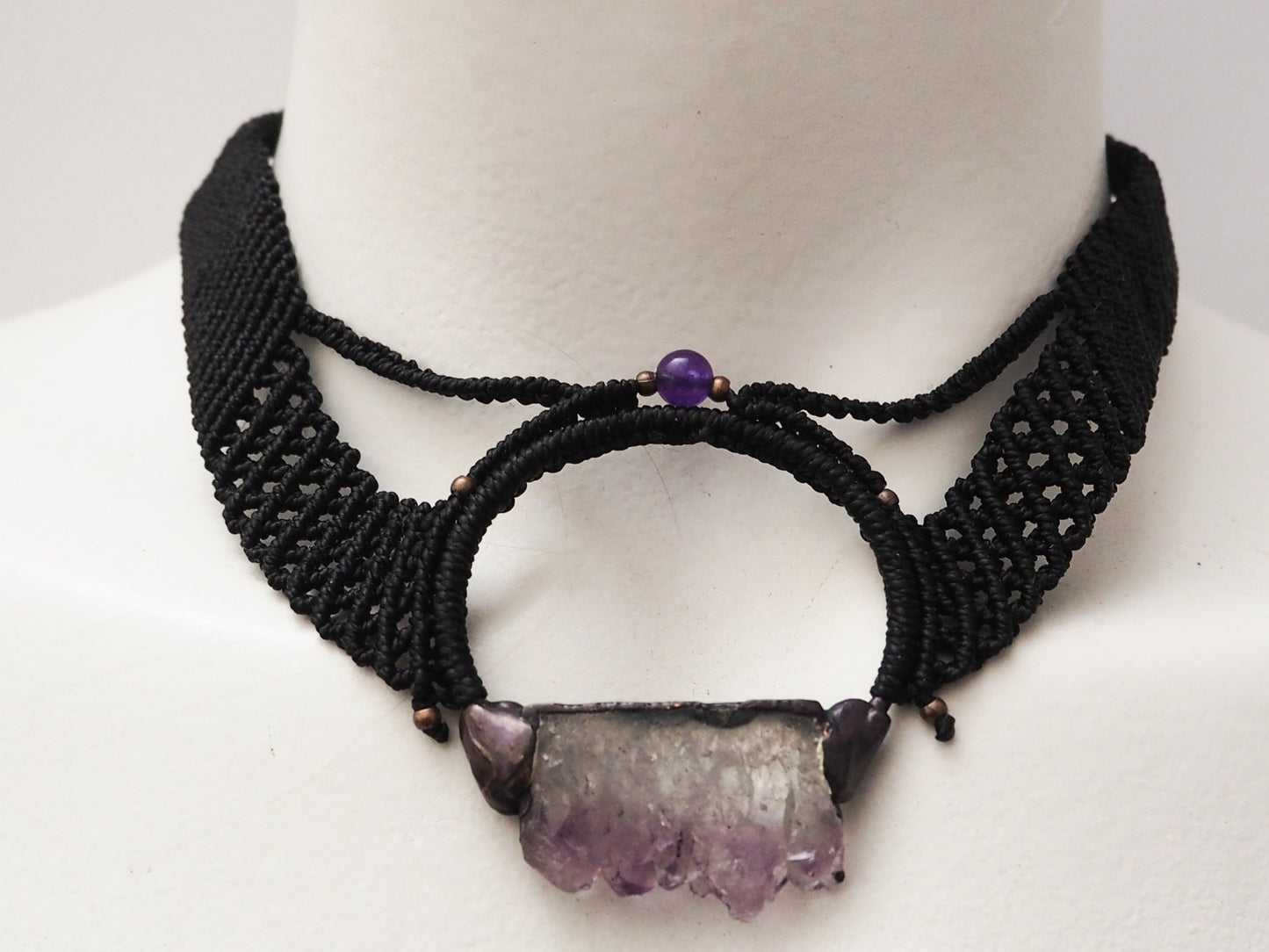 Collar Gargantilla "Geoda Amatista" en Macramé Negro Artesanal - My Cuqui Shop