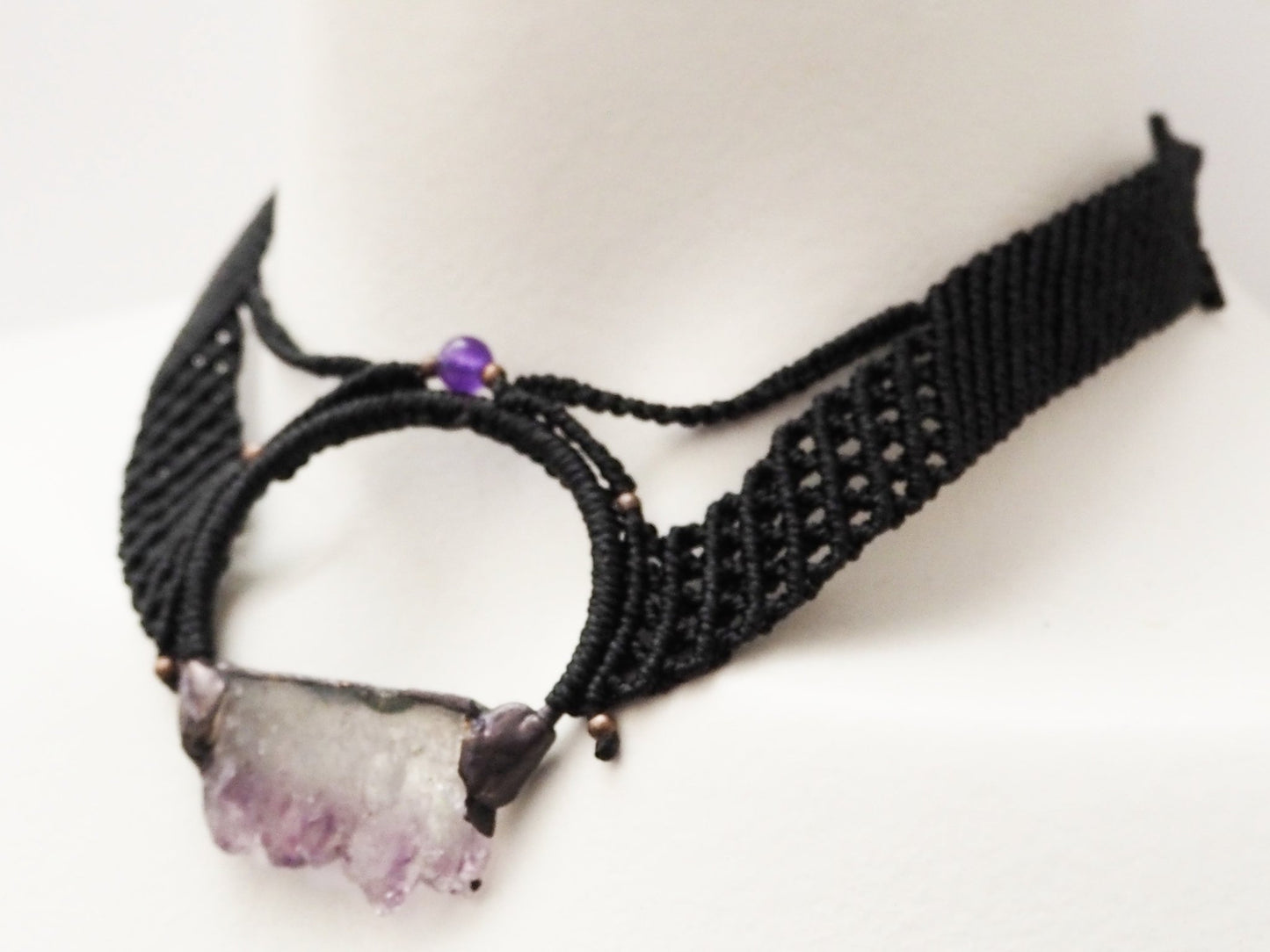 Collar Gargantilla "Geoda Amatista" en Macramé Negro Artesanal - My Cuqui Shop