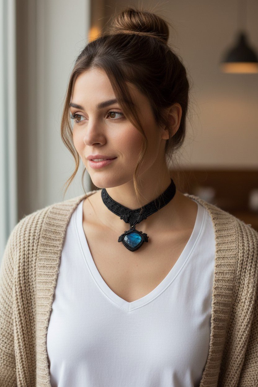 Collar Gargantilla "Labradorita Élfica" en Macramé Negro Artesanal - My Cuqui Shop #