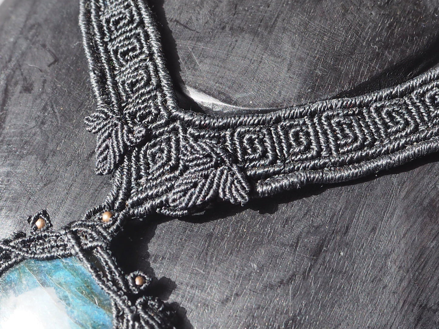 Collar Gargantilla "Labradorita Élfica" en Macramé Negro Artesanal - My Cuqui Shop #