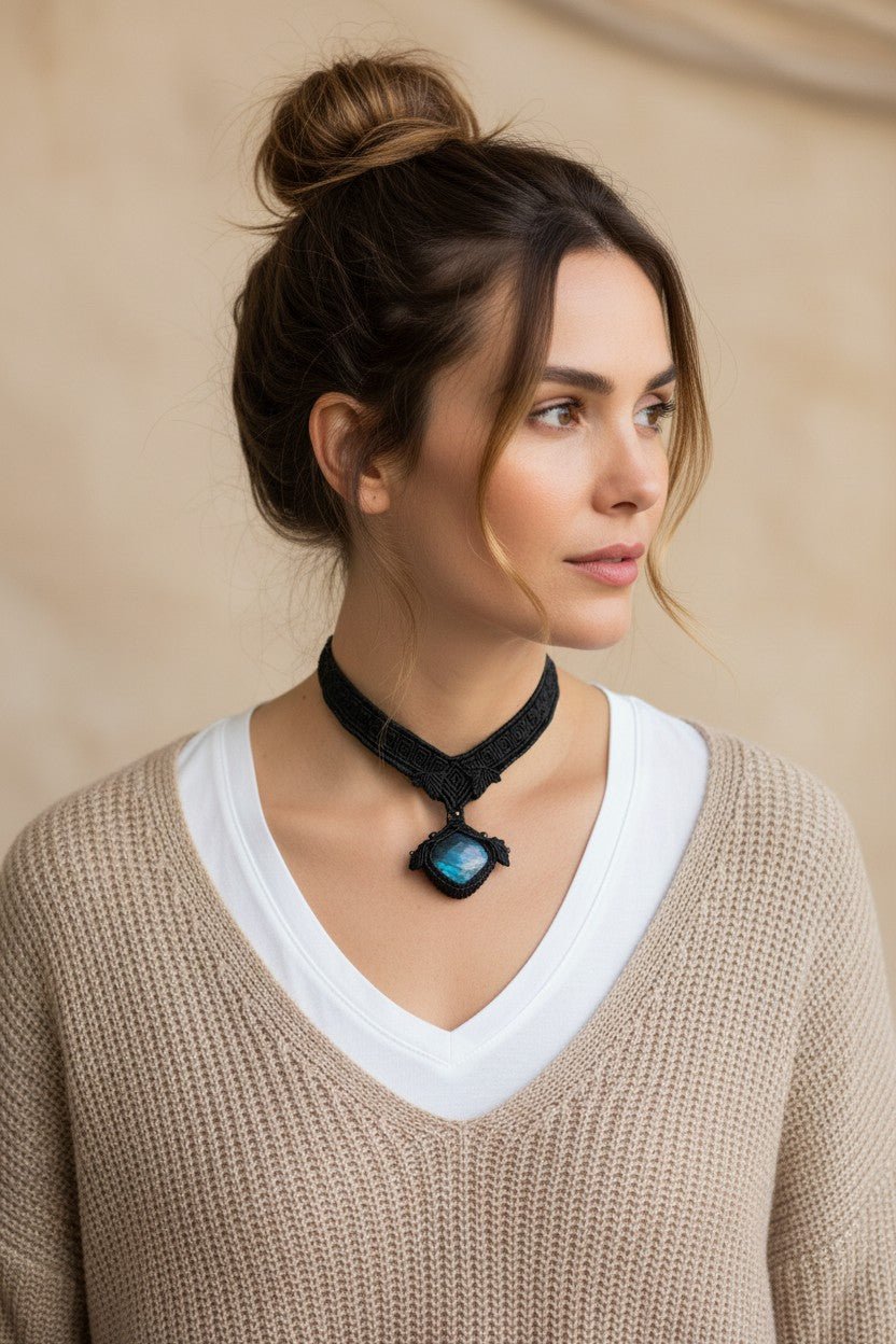 Collar Gargantilla "Labradorita Élfica" en Macramé Negro Artesanal - My Cuqui Shop #