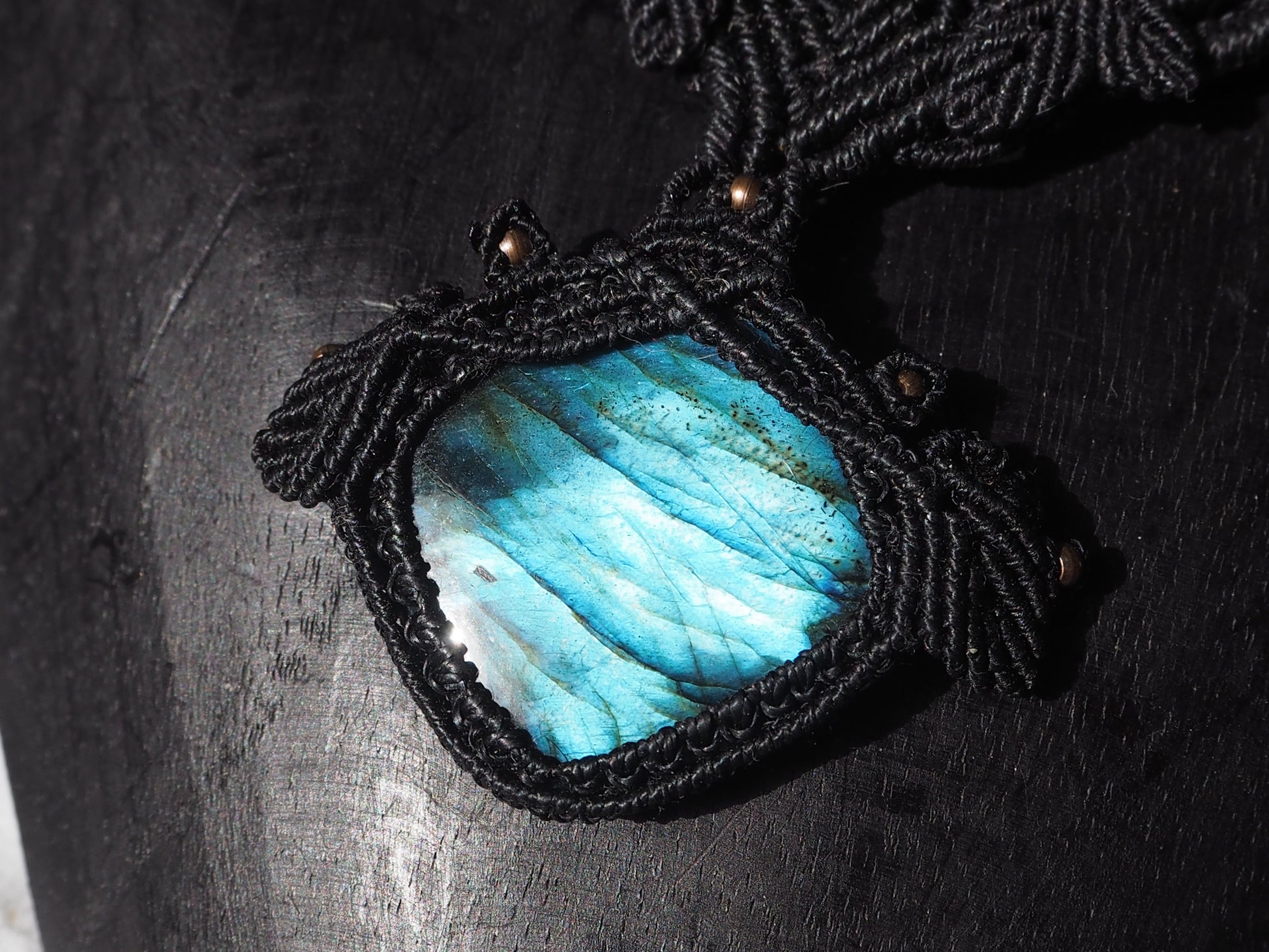 Collar Gargantilla "Labradorita Élfica" en Macramé Negro Artesanal - My Cuqui Shop #