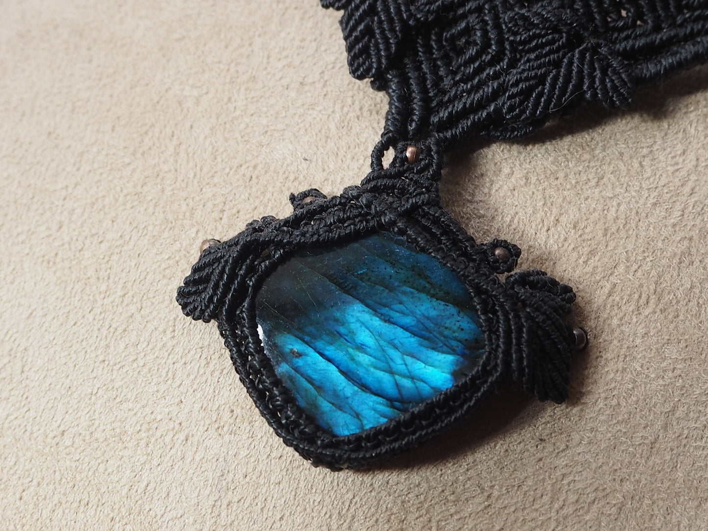 Collar Gargantilla "Labradorita Élfica" en Macramé Negro Artesanal - My Cuqui Shop #