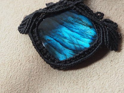 Collar Gargantilla "Labradorita Élfica" en Macramé Negro Artesanal - My Cuqui Shop #