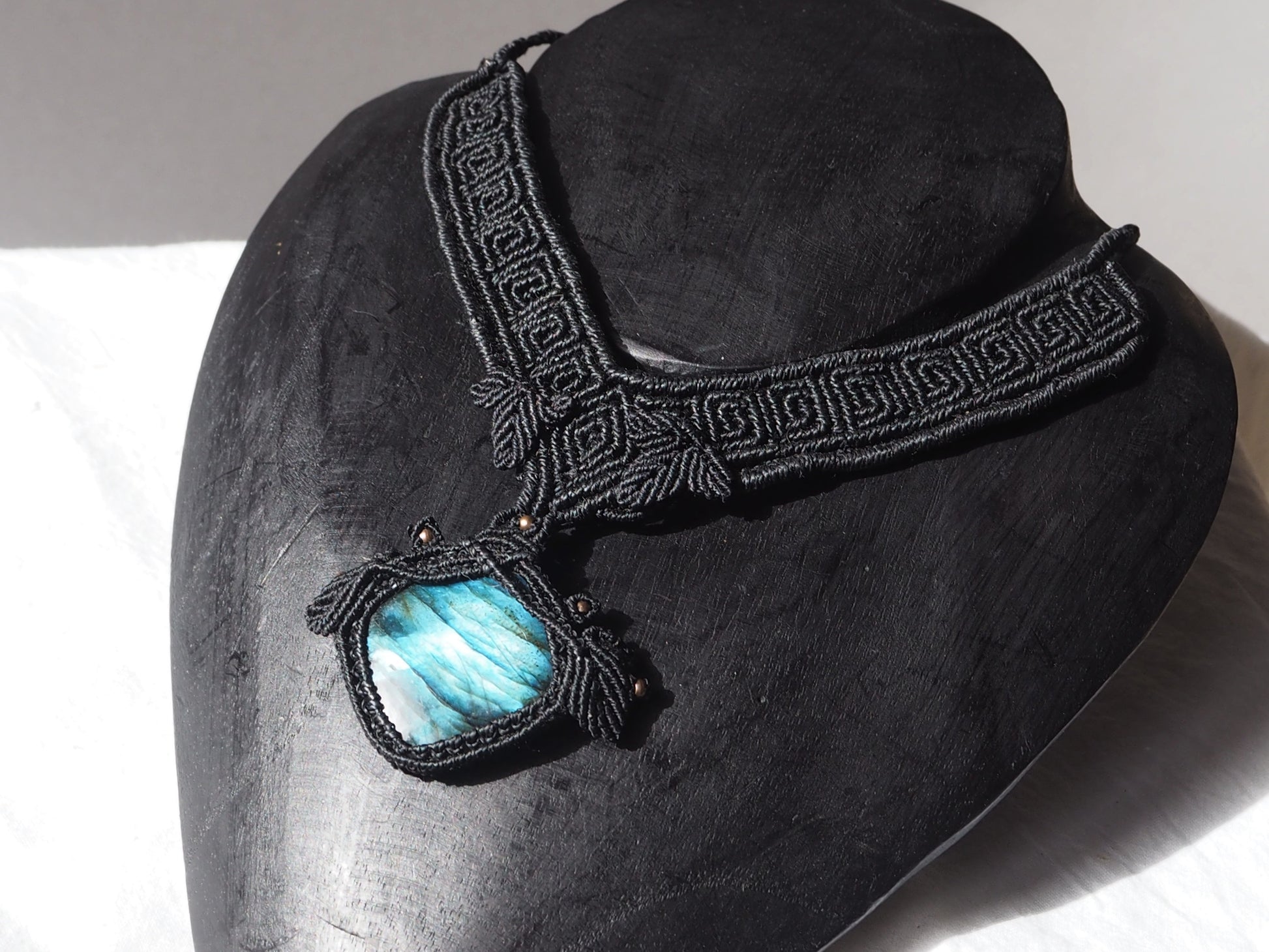 Collar Gargantilla "Labradorita Élfica" en Macramé Negro Artesanal - My Cuqui Shop #