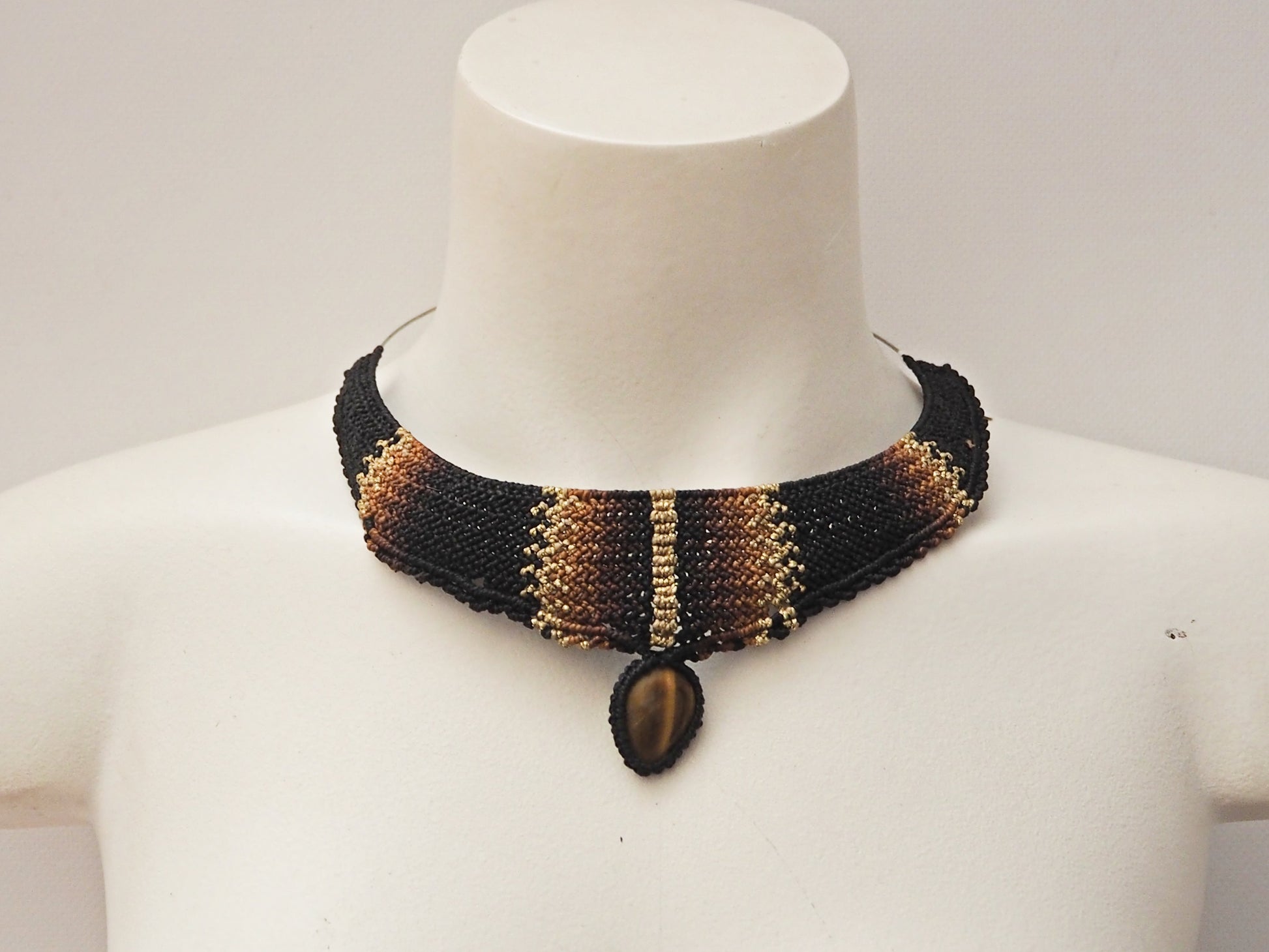 Collar Gargantilla "Ojo de Tigre Místico" en Macramé Artesanal - My Cuqui Shop #