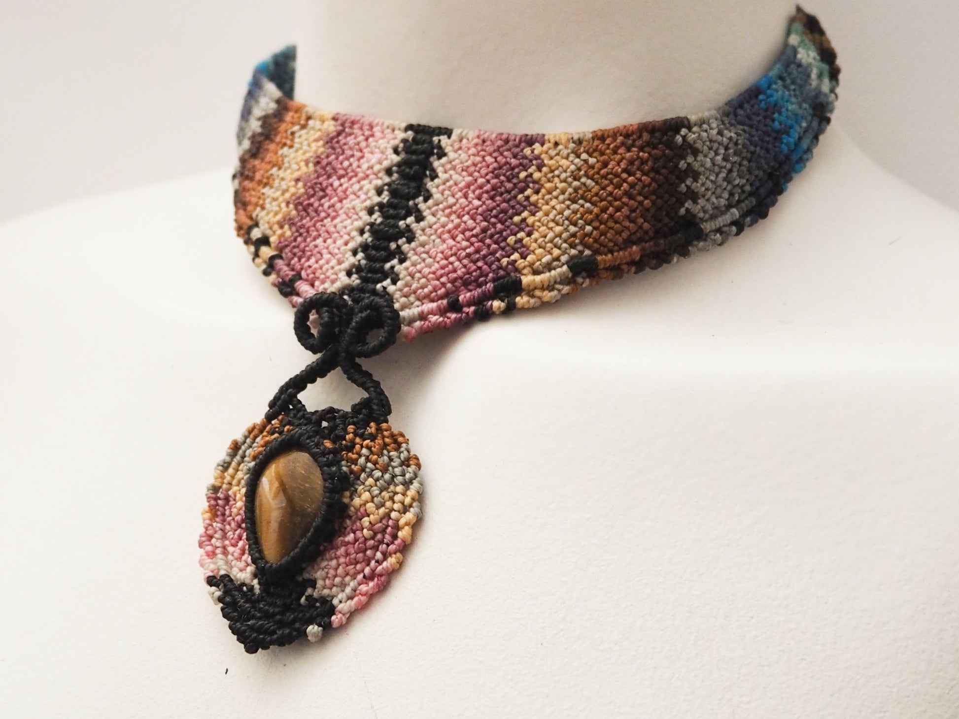 Collar Gargantilla "Ojo de Tigre Místico" en Macramé Multicolor - My Cuqui Shop