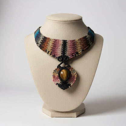 Collar Gargantilla "Ojo de Tigre Místico" en Macramé Multicolor - My Cuqui Shop #