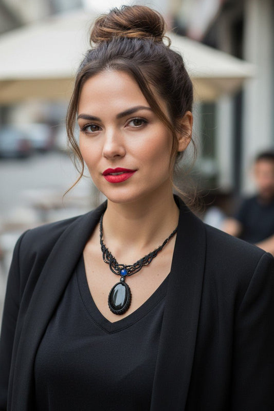 Collar Gargantilla "Ónix Místico" en Macramé Negro con Detalles Azules - My Cuqui Shop #