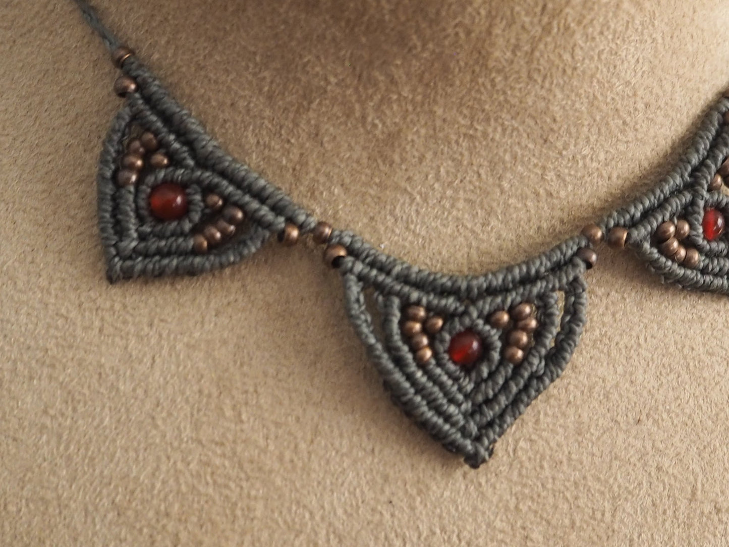 Collar "Guerrera Interior": Ágata Roja para la Fuerza, Vitalidad y Protección - My Cuqui Shop