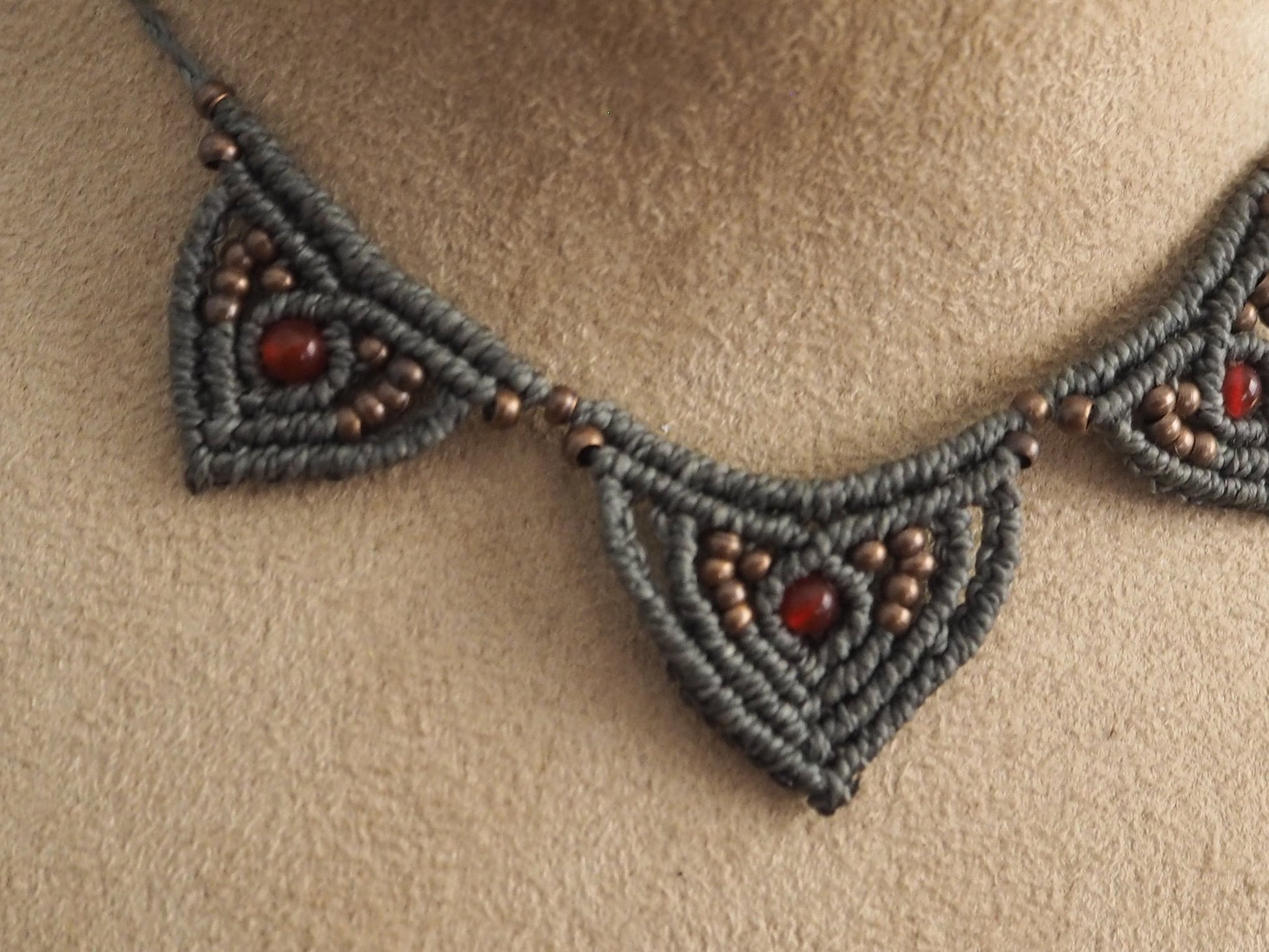 Collar "Guerrera Interior": Ágata Roja para la Fuerza, Vitalidad y Protección - My Cuqui Shop