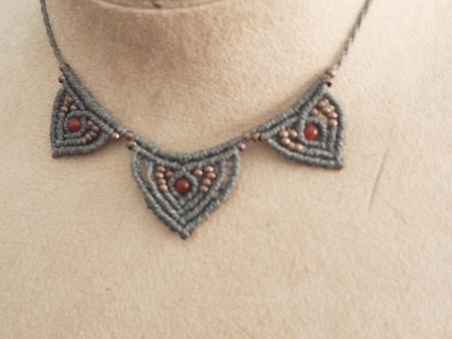 Collar "Guerrera Interior": Ágata Roja para la Fuerza, Vitalidad y Protección - My Cuqui Shop