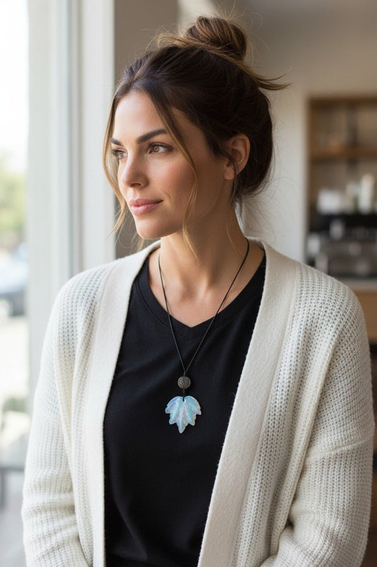 Collar Hoja de Opalina "Luz de Luna": Pieza Única y Ajustable - My Cuqui Shop