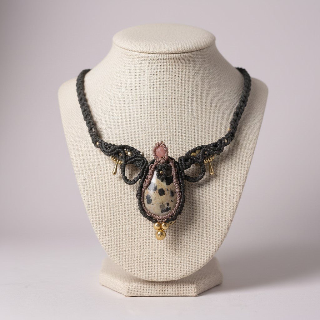 Collar "Manchas de Felicidad": Jaspe Dálmata & Macramé Bohemio - My Cuqui Shop #
