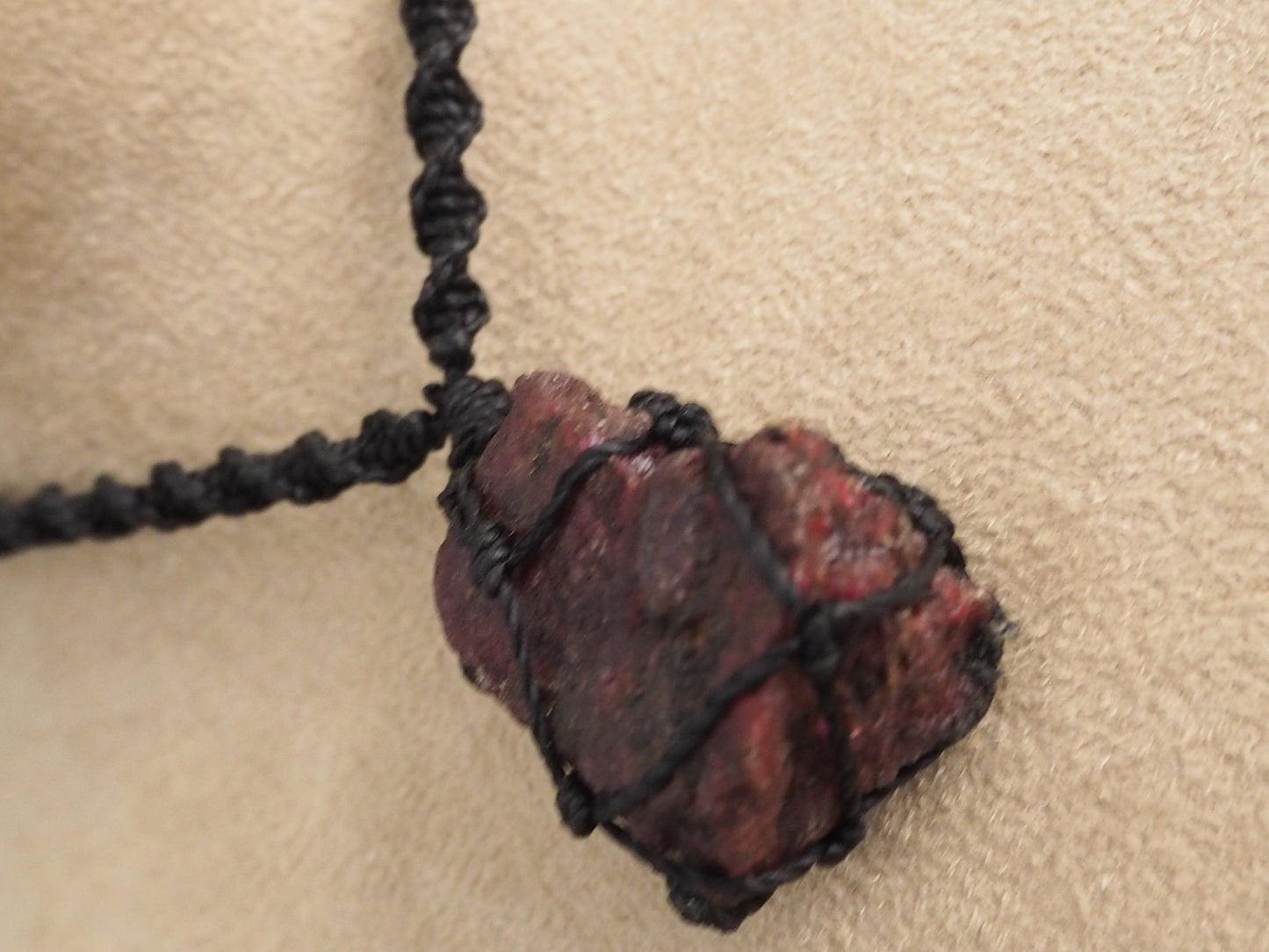 Collar Piedra Rubí en Bruto - Pieza única - My Cuqui Shop