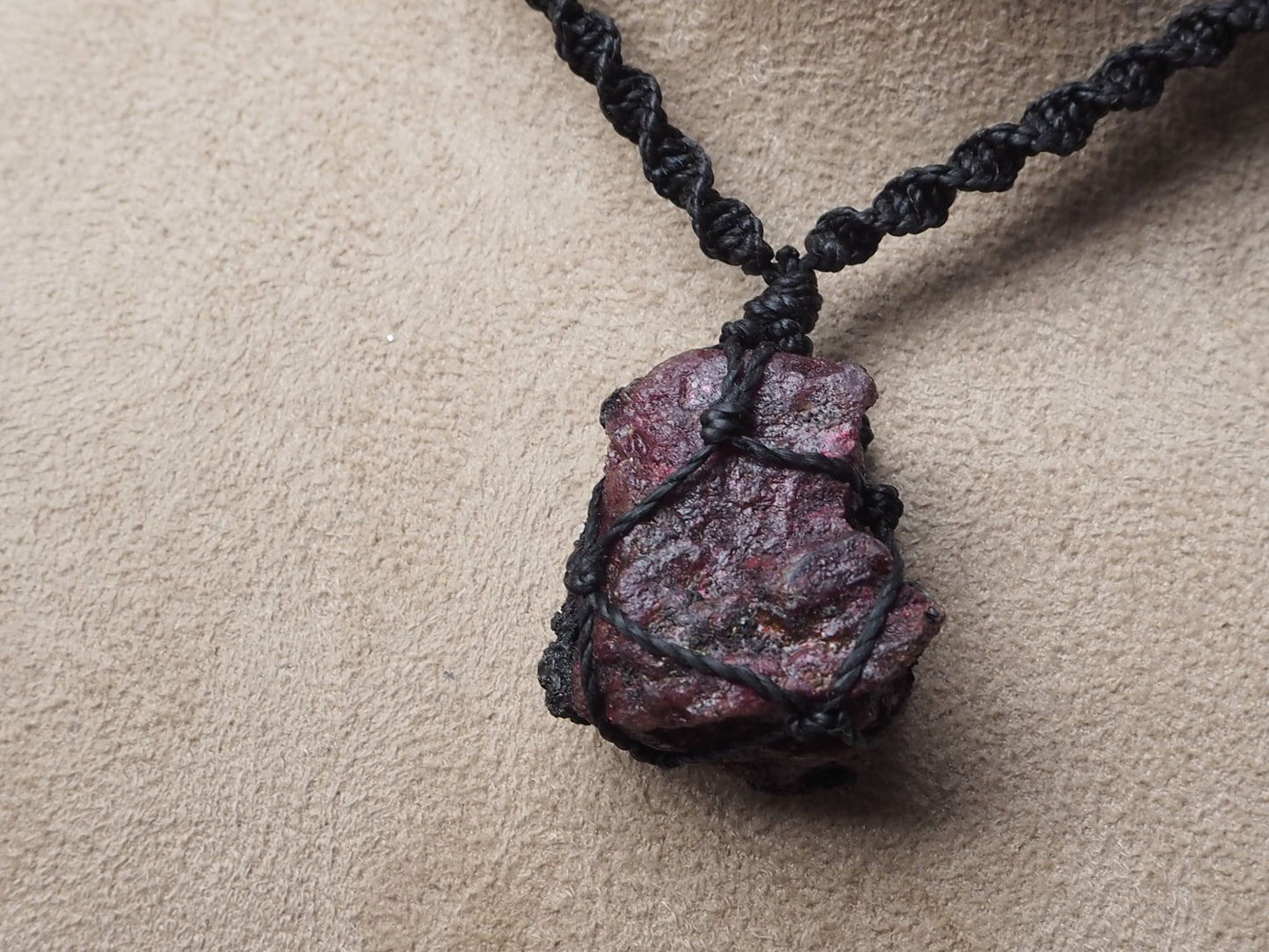 Collar Piedra Rubí en Bruto - Pieza única - My Cuqui Shop