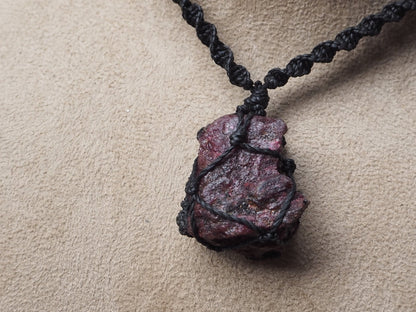 Collar Piedra Rubí en Bruto - Pieza única - My Cuqui Shop