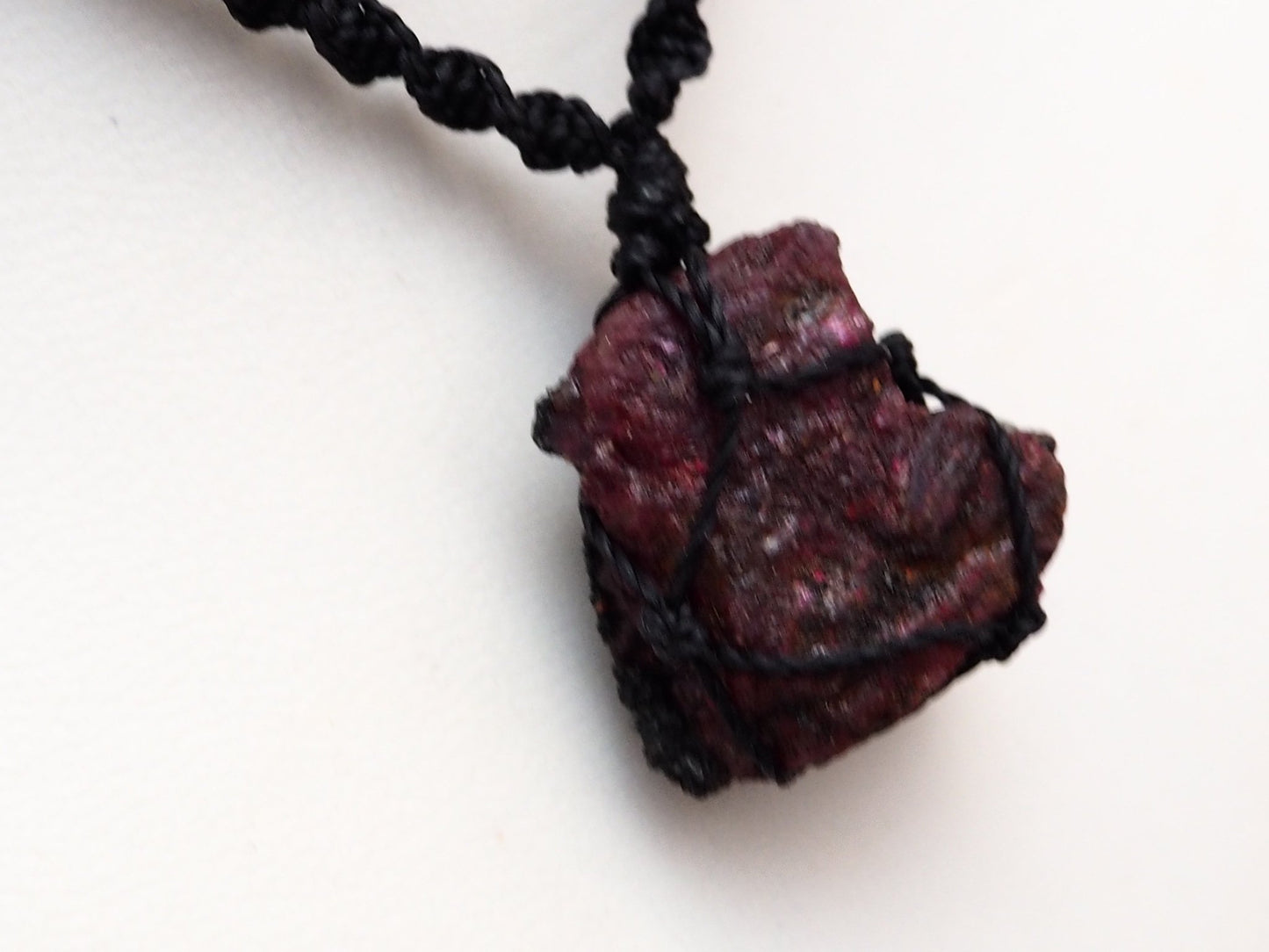 Collar Piedra Rubí en Bruto - Pieza única - My Cuqui Shop