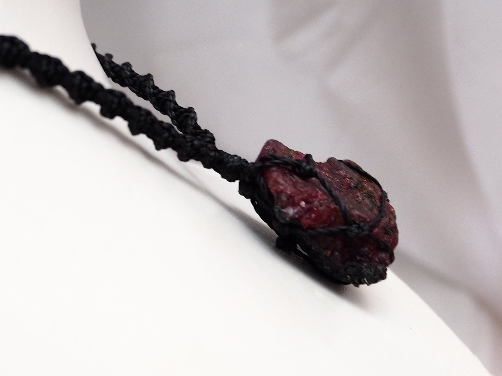 Collar Piedra Rubí en Bruto - Pieza única - My Cuqui Shop