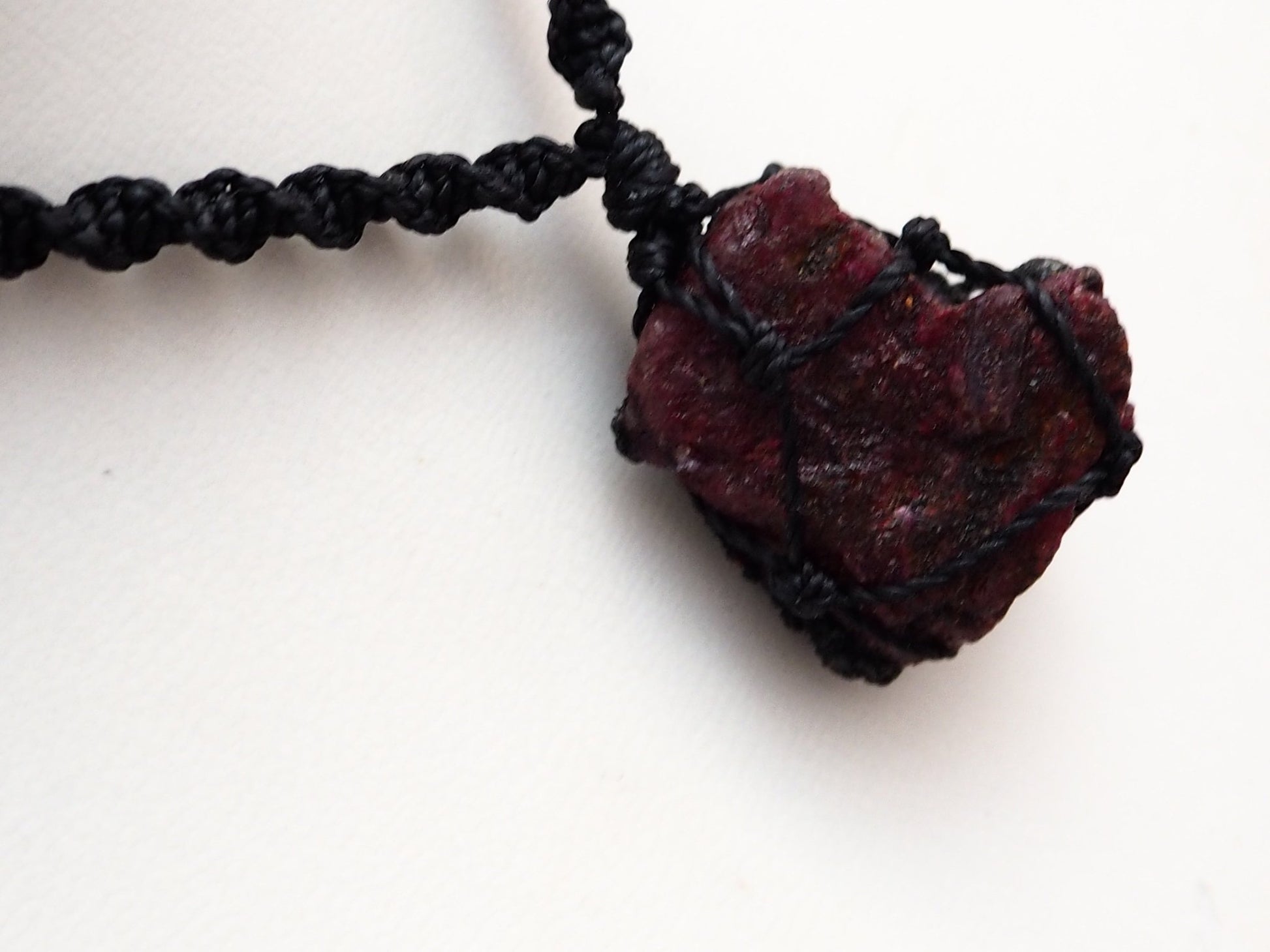 Collar Piedra Rubí en Bruto - Pieza única - My Cuqui Shop