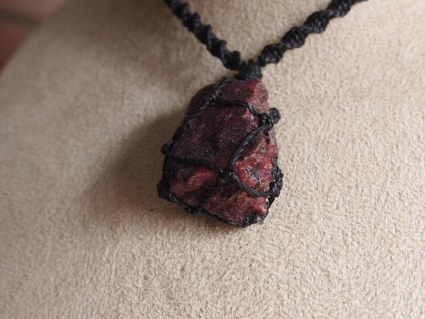 Collar Piedra Rubí en Bruto - Pieza única - My Cuqui Shop