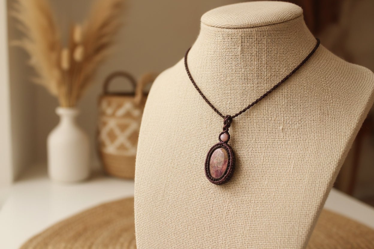 Collar Rústico "Metamorfosis Natural": Micro-Macramé & Jaspe Mariposa - My Cuqui Shop #