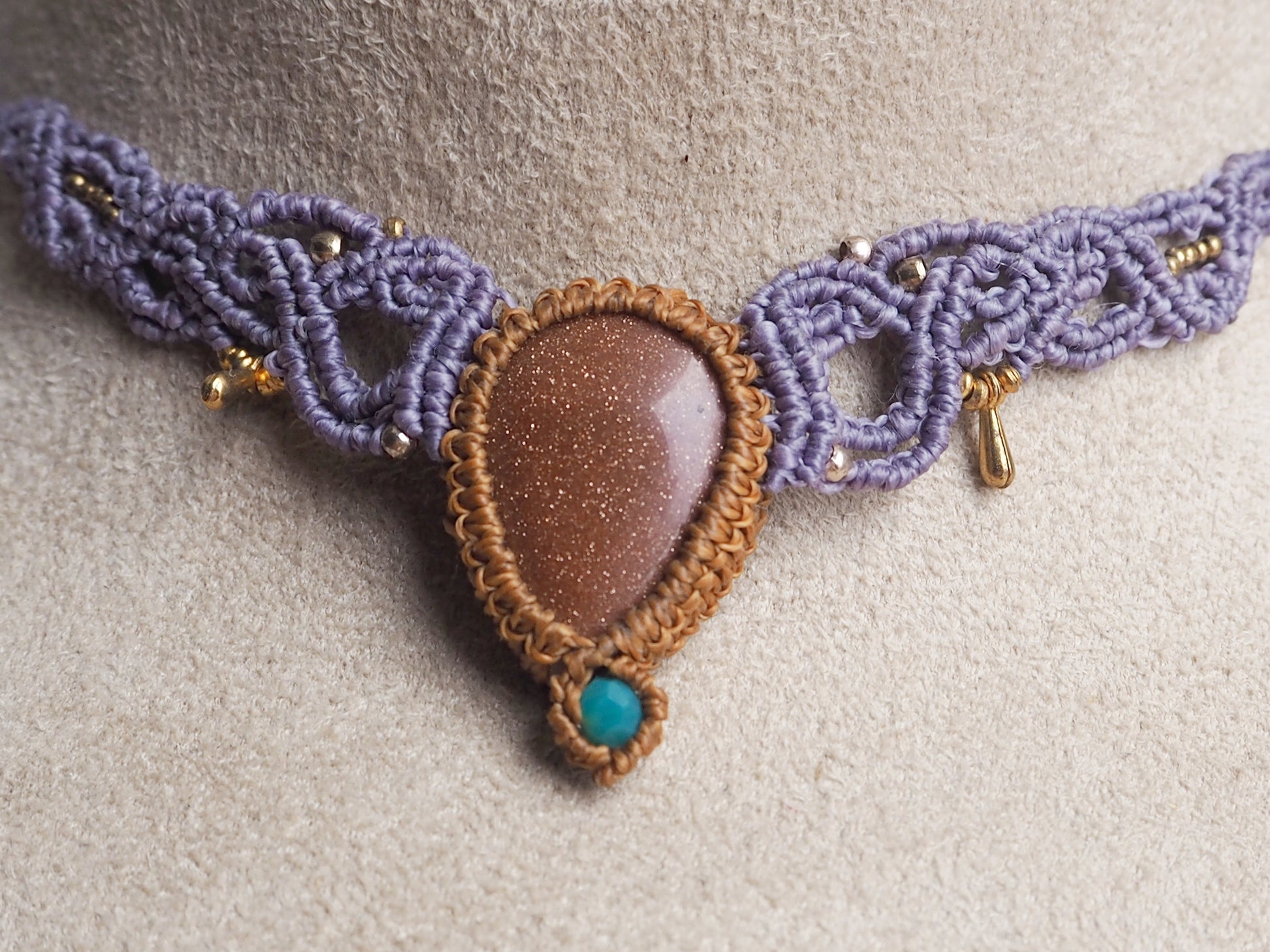 Collar/Choker Violeta con Gota de Piedra del Sol y Detalles en Acero Inoxidable Dorado - My Cuqui Shop #