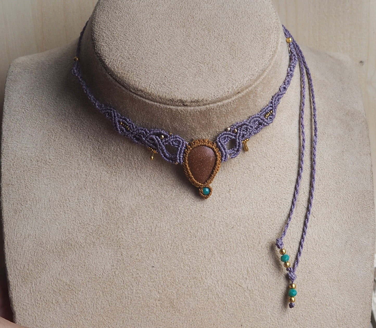 Collar/Choker Violeta con Gota de Piedra del Sol y Detalles en Acero Inoxidable Dorado - My Cuqui Shop #