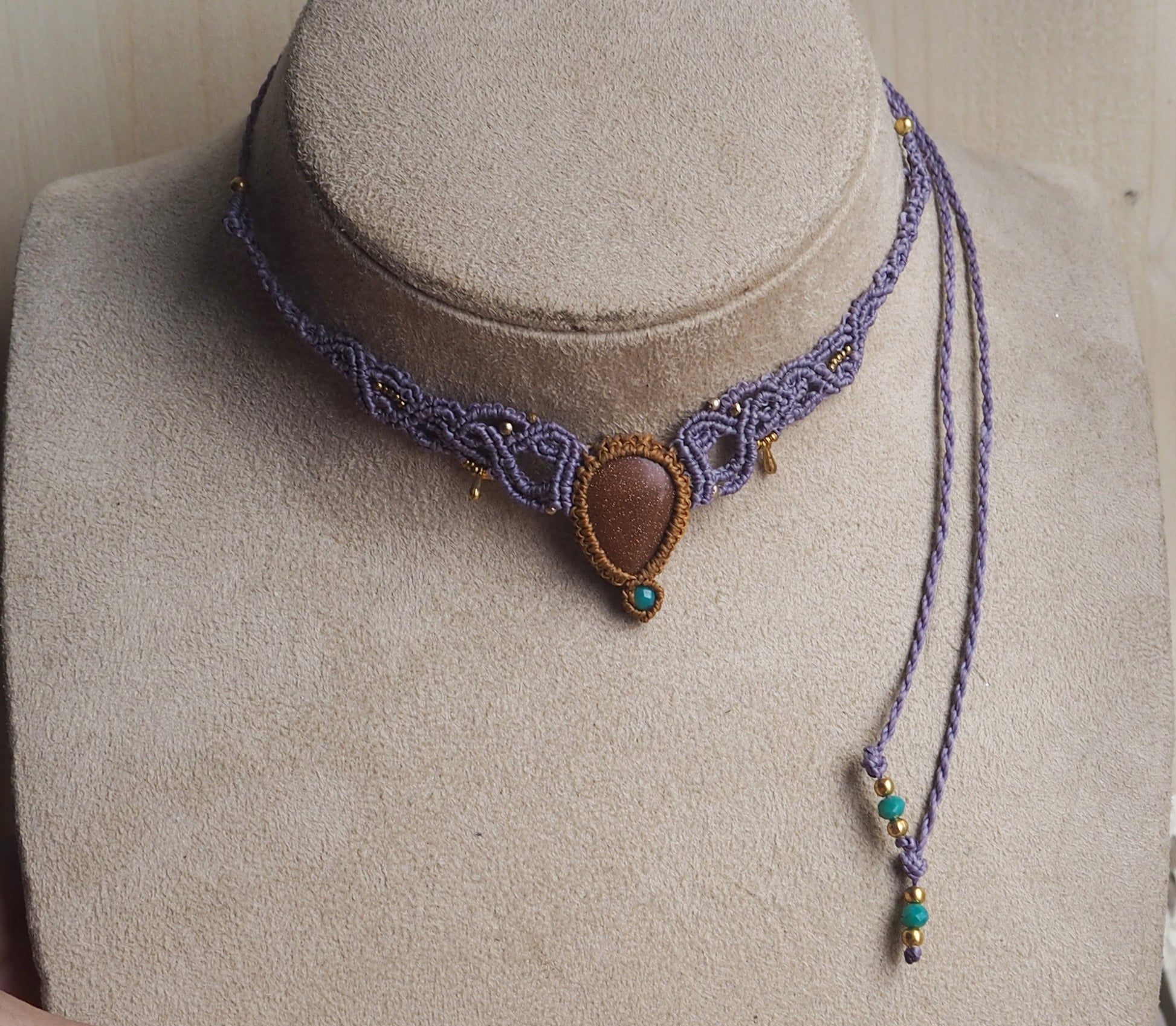 Collar/Choker Violeta con Gota de Piedra del Sol y Detalles en Acero Inoxidable Dorado - My Cuqui Shop #