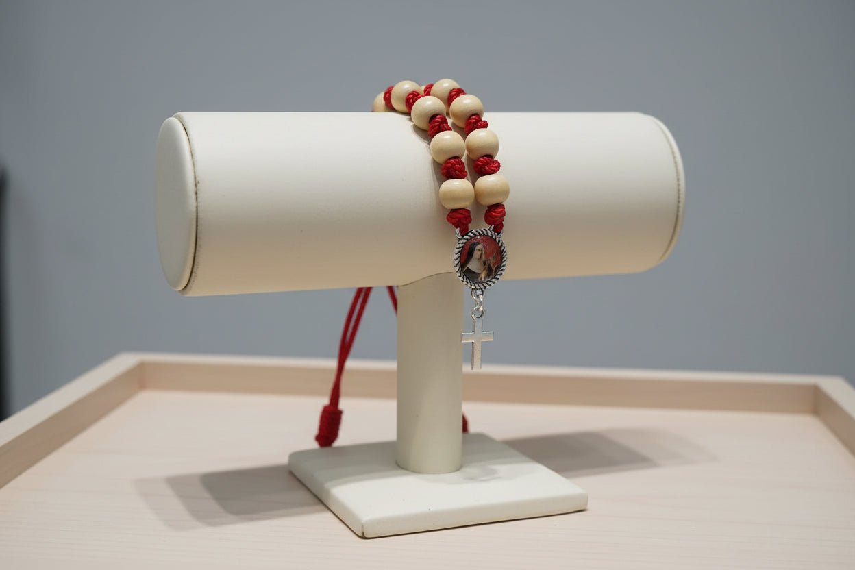 Decenario Cuquis Santa Rita de Casia | Pulsera de Madera y Cordón Rojo - My Cuqui Shop