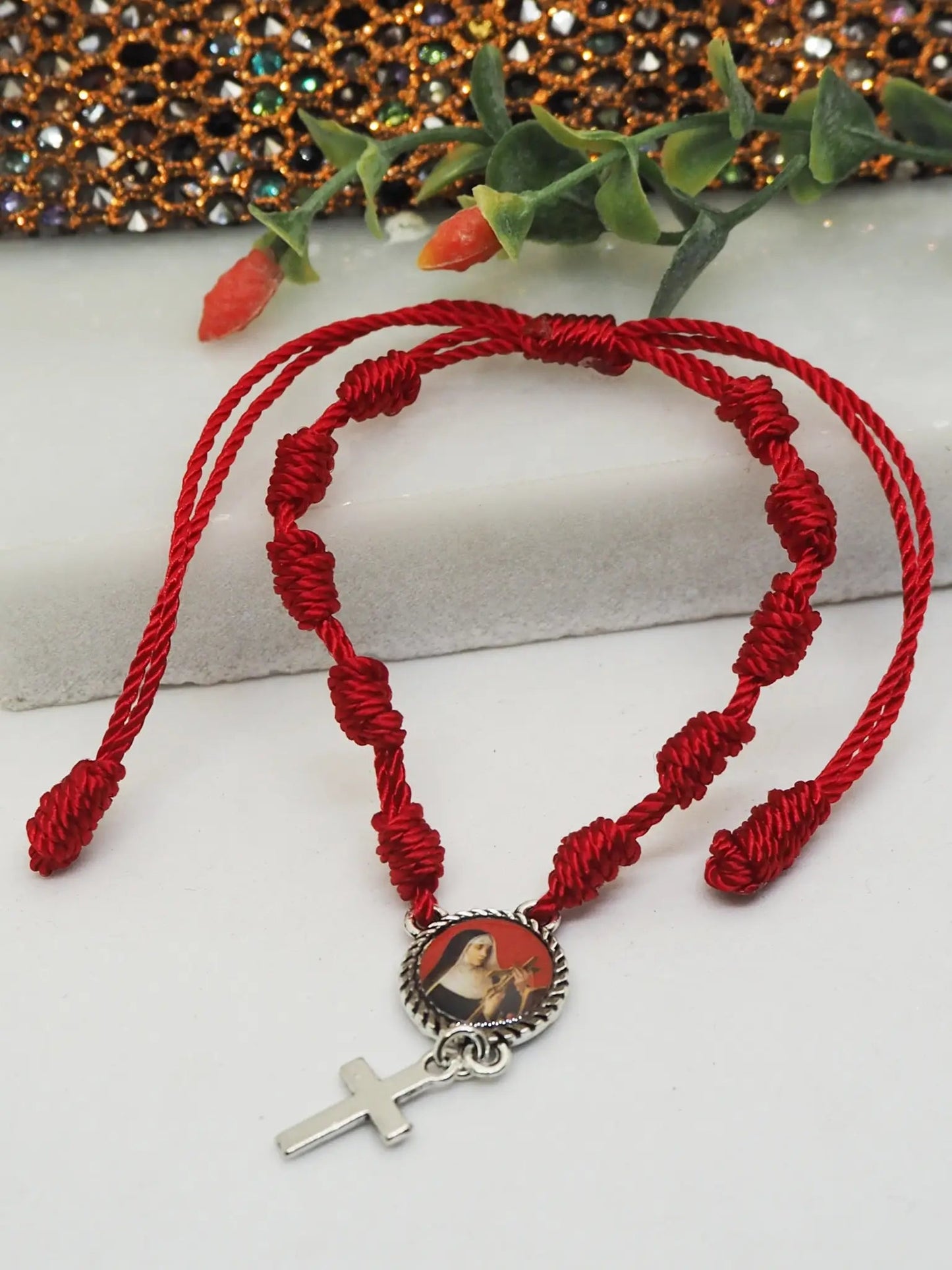 Decenario Cuquis Santa Rita de Casia | Pulsera Nudo Rojo Ajustable - My Cuqui Shop