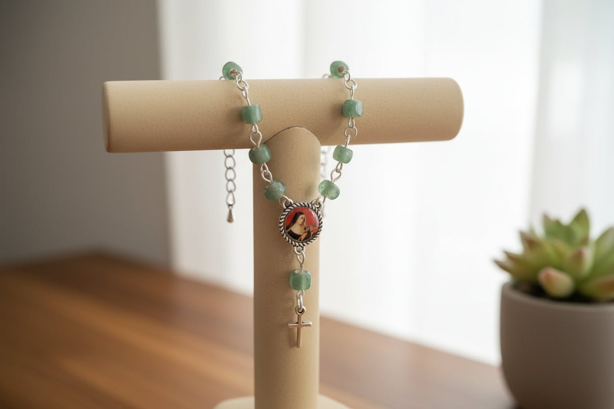 Decenario Pulsera Santa Rita de Casia - Cuentas de Cristal Verde Esperanza - My Cuqui Shop