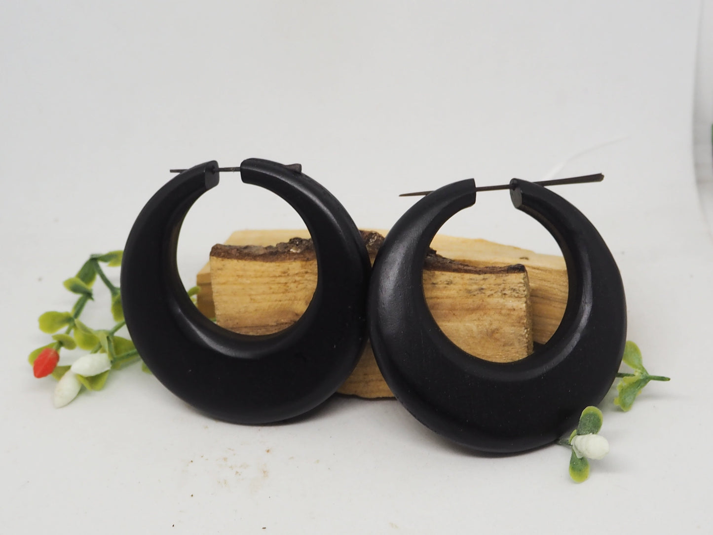 Elegantes Aros de Madera Negra Orgánica con Pasador de Madera - My Cuqui Shop #