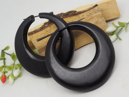 Elegantes Aros de Madera Negra Orgánica con Pasador de Madera - My Cuqui Shop #