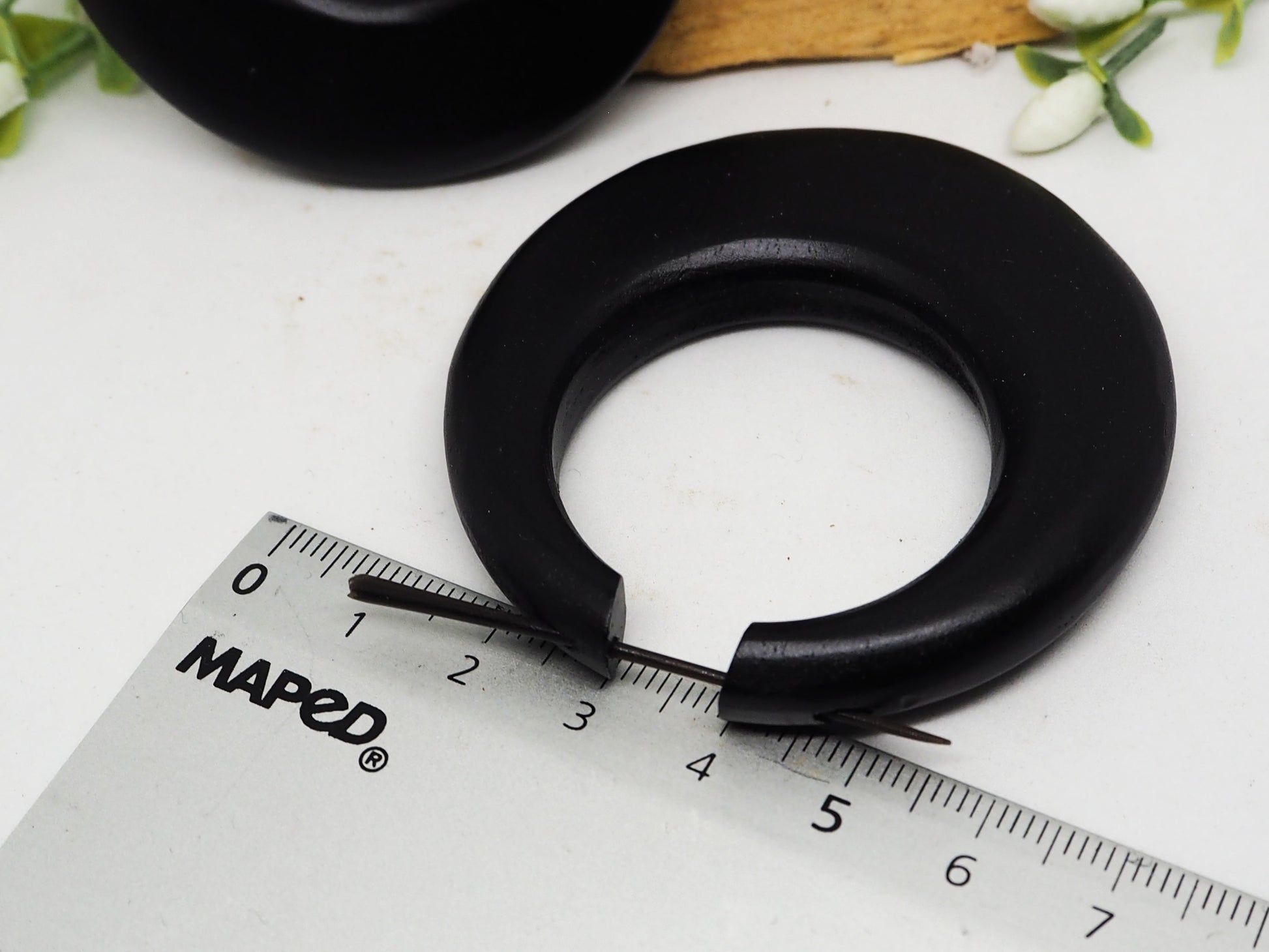 Elegantes Aros de Madera Negra Orgánica con Pasador de Madera - My Cuqui Shop #