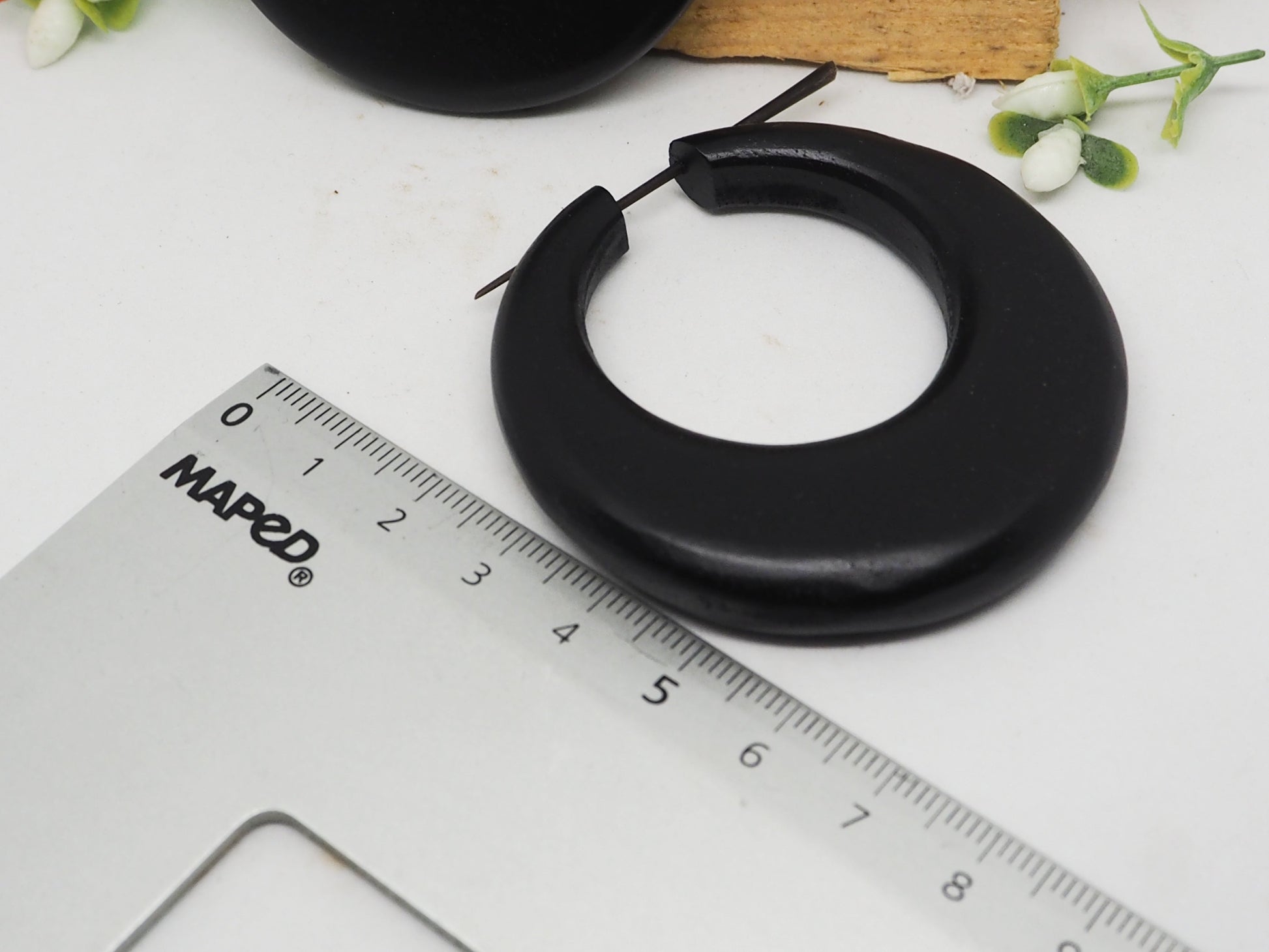 Elegantes Aros de Madera Negra Orgánica con Pasador de Madera - My Cuqui Shop #