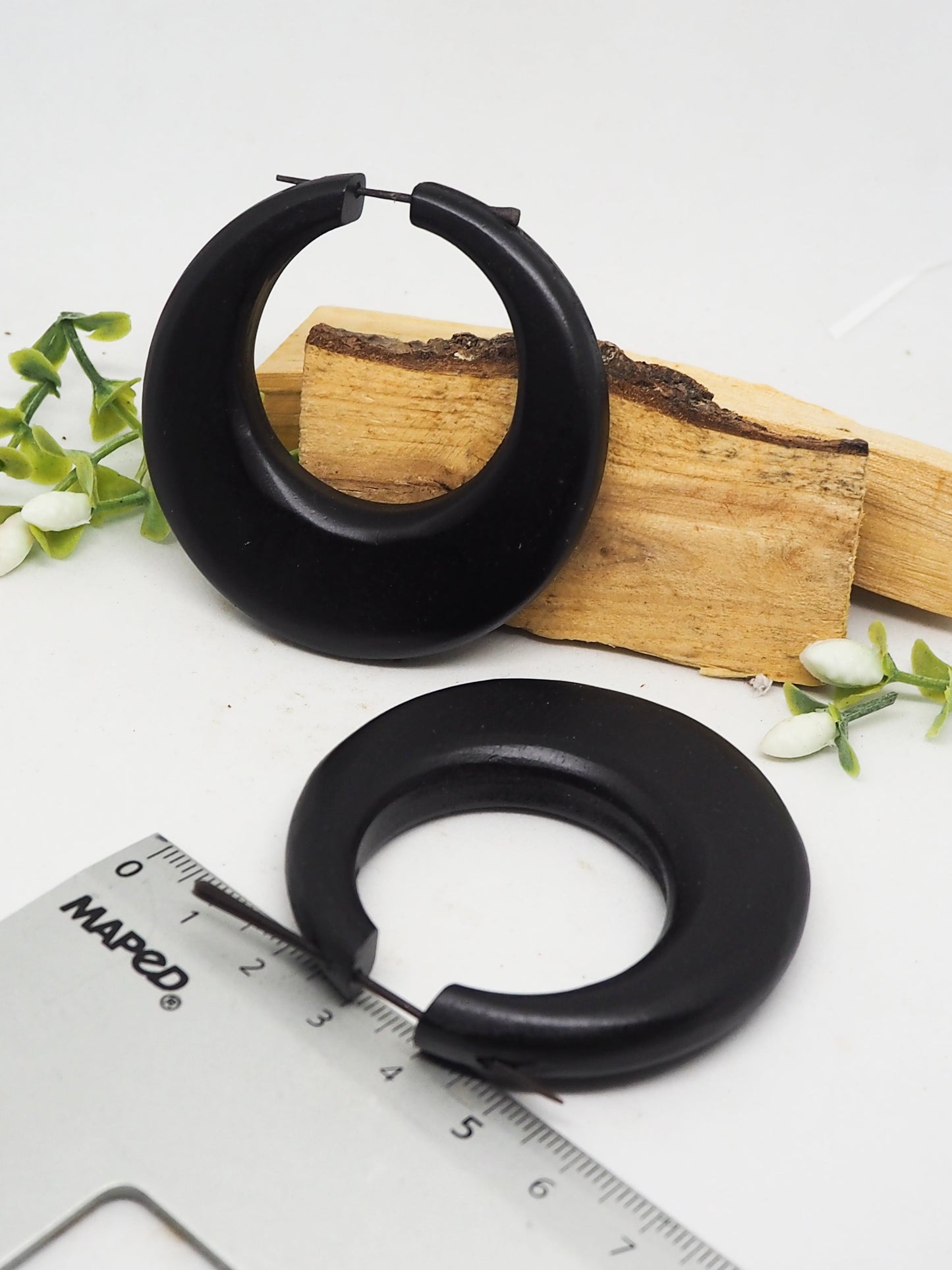 Elegantes Aros de Madera Negra Orgánica con Pasador de Madera - My Cuqui Shop #