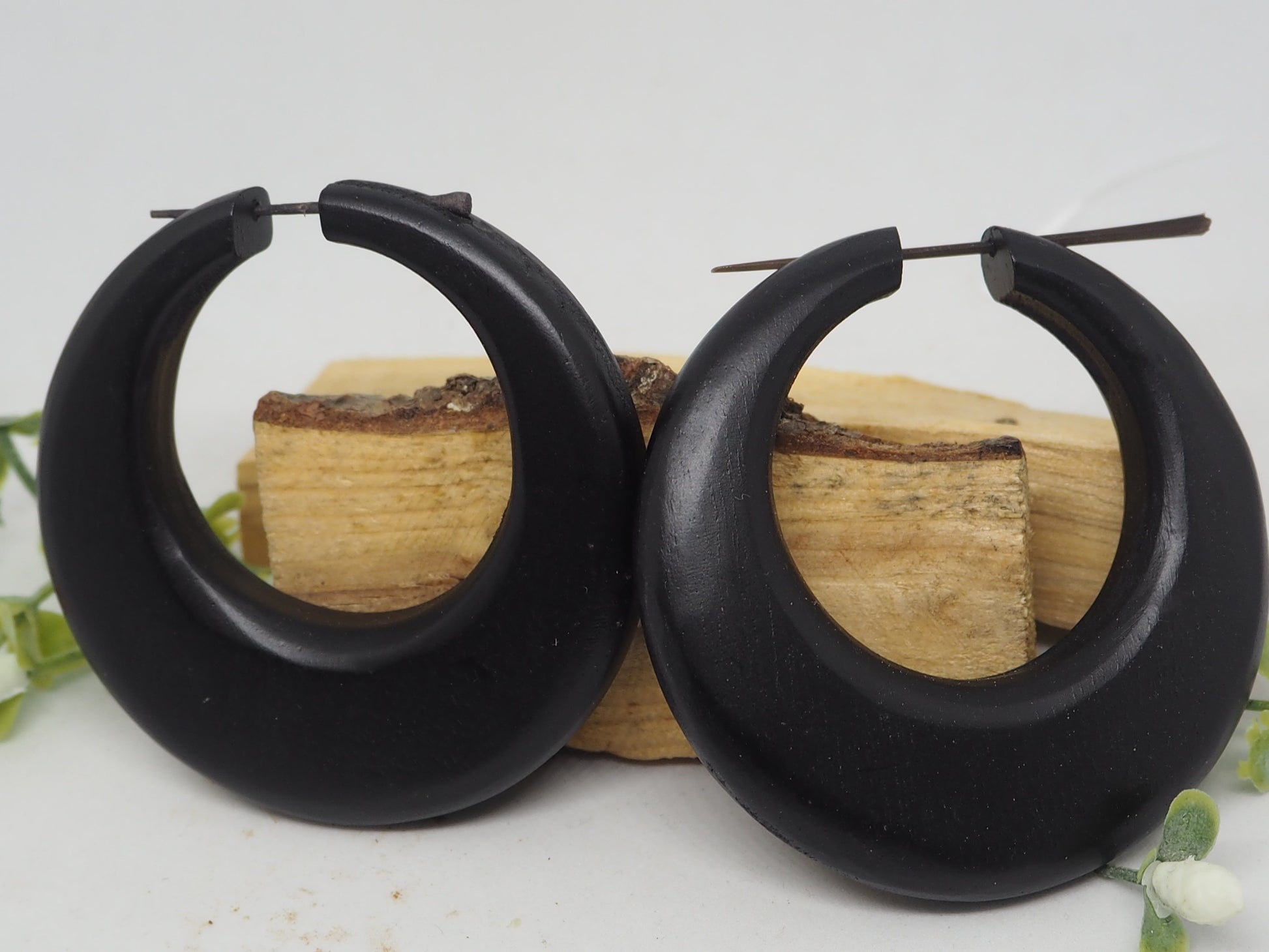 Elegantes Aros de Madera Negra Orgánica con Pasador de Madera - My Cuqui Shop #